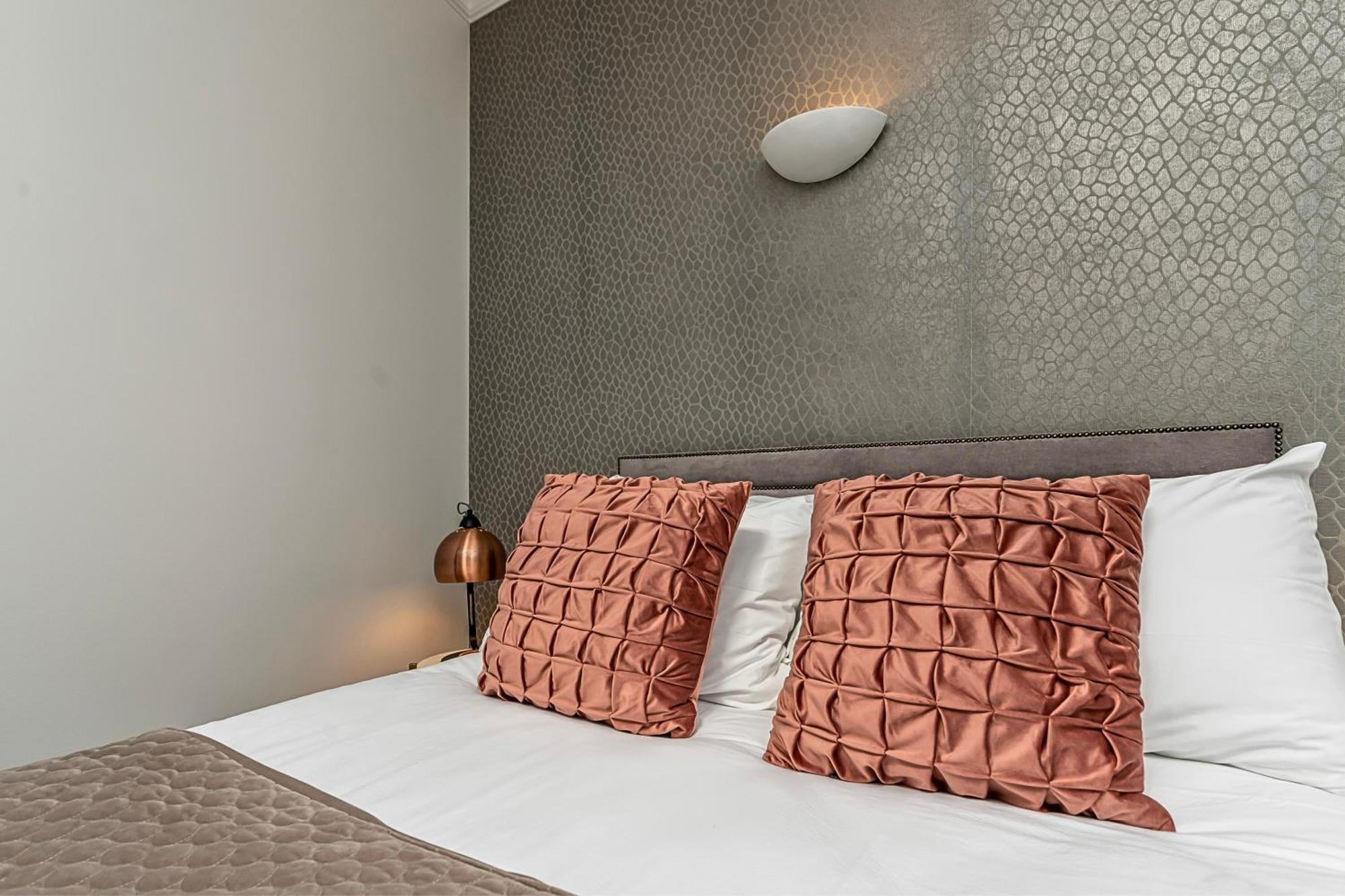 The Secret Kensington Garden Mews-2 Bedroom Full House-2 Train Lines- Spacious-Kings Road- Harrods -Chelsea Stadium-Private Small Patio London Kültér fotó