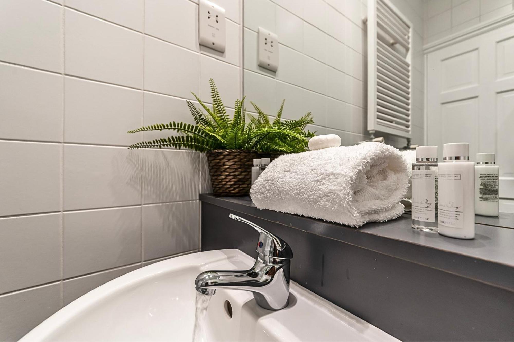 The Secret Kensington Garden Mews-2 Bedroom Full House-2 Train Lines- Spacious-Kings Road- Harrods -Chelsea Stadium-Private Small Patio London Kültér fotó