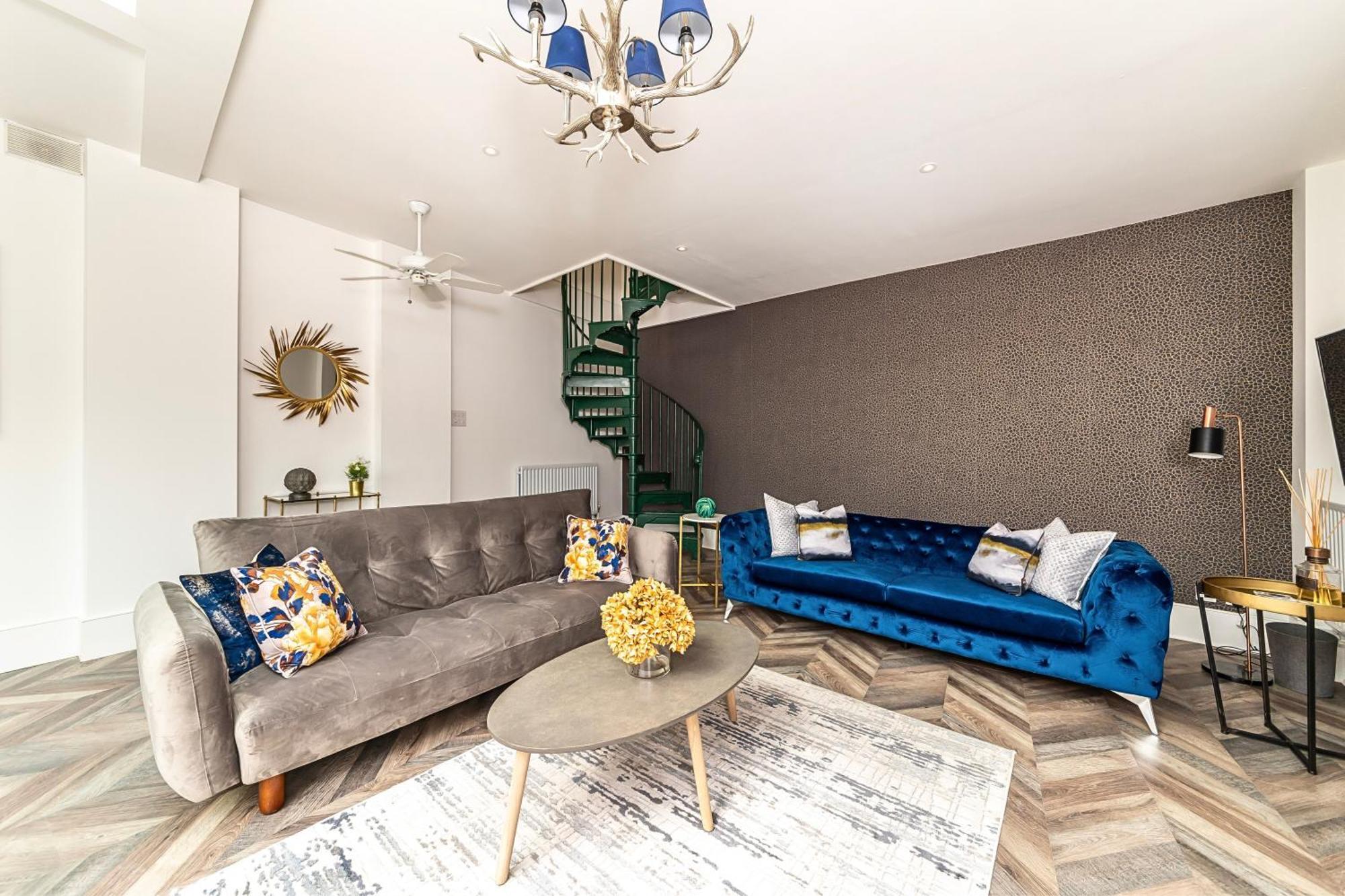 The Secret Kensington Garden Mews-2 Bedroom Full House-2 Train Lines- Spacious-Kings Road- Harrods -Chelsea Stadium-Private Small Patio London Kültér fotó