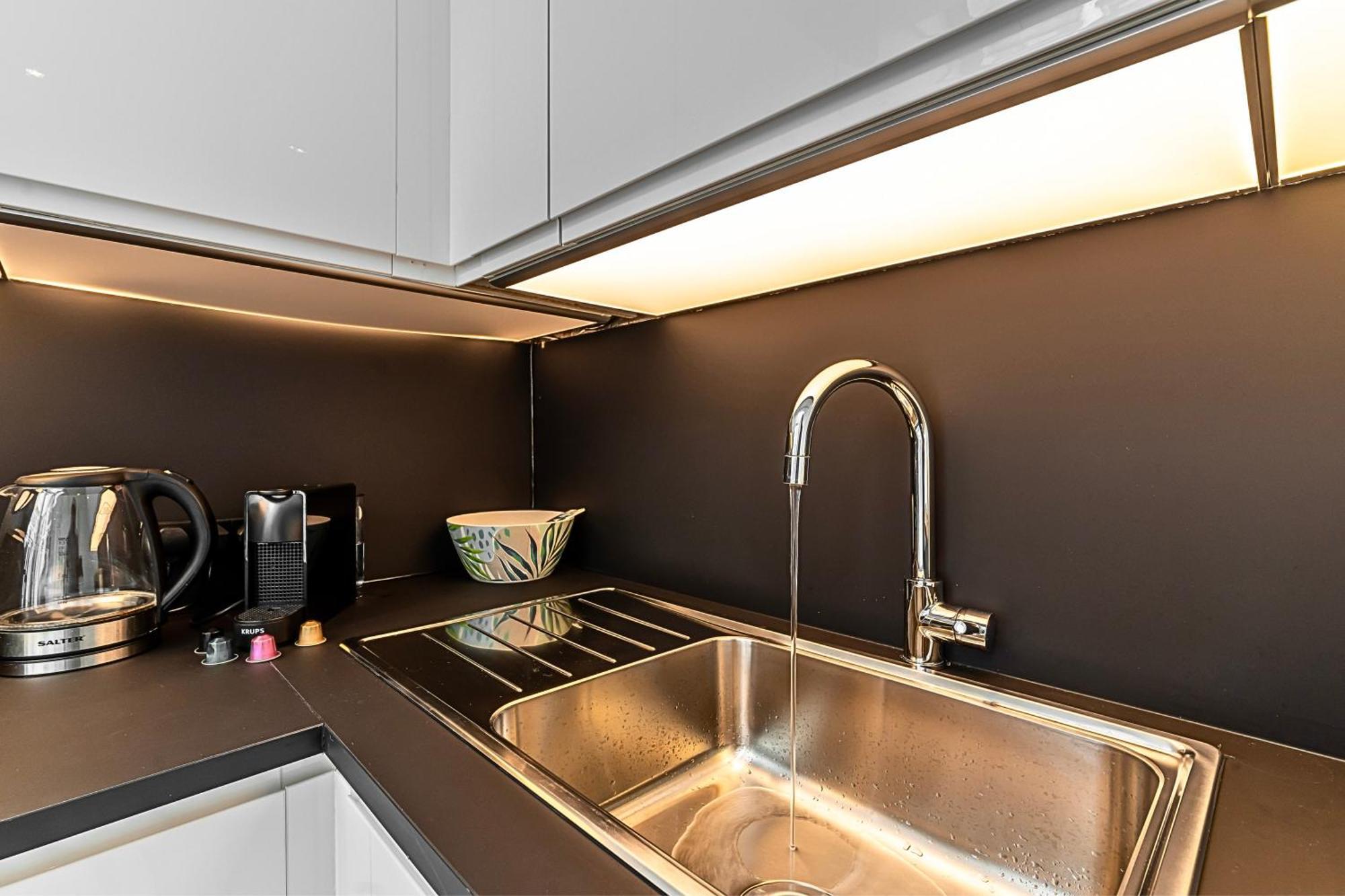 The Secret Kensington Garden Mews-2 Bedroom Full House-2 Train Lines- Spacious-Kings Road- Harrods -Chelsea Stadium-Private Small Patio London Kültér fotó