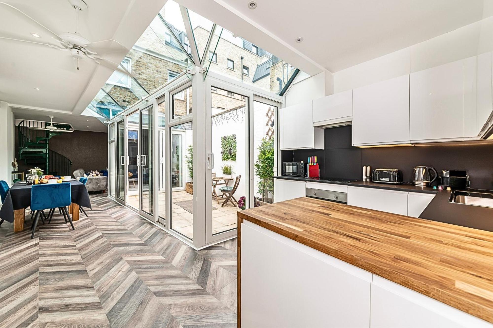 The Secret Kensington Garden Mews-2 Bedroom Full House-2 Train Lines- Spacious-Kings Road- Harrods -Chelsea Stadium-Private Small Patio London Kültér fotó