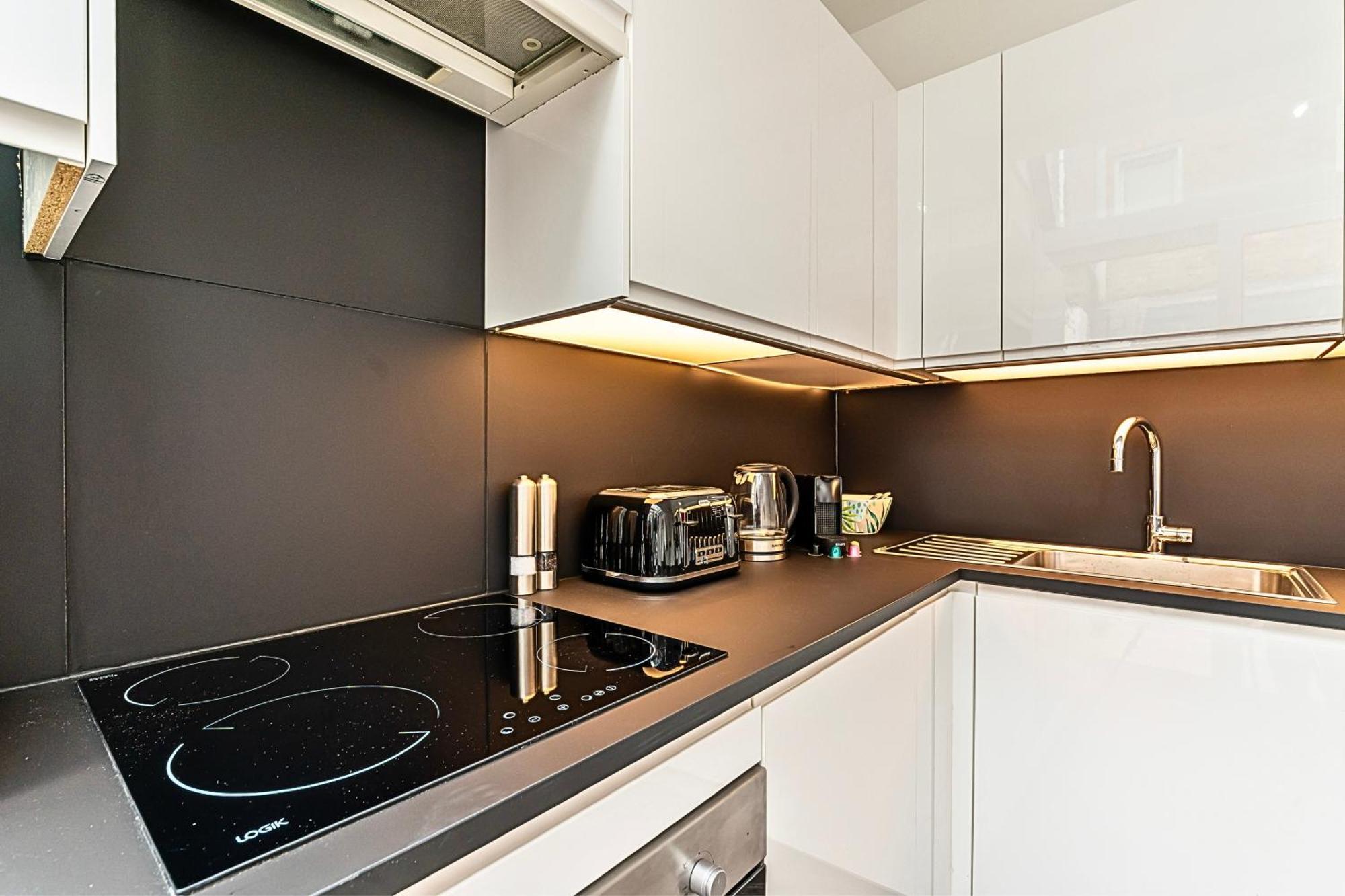 The Secret Kensington Garden Mews-2 Bedroom Full House-2 Train Lines- Spacious-Kings Road- Harrods -Chelsea Stadium-Private Small Patio London Kültér fotó