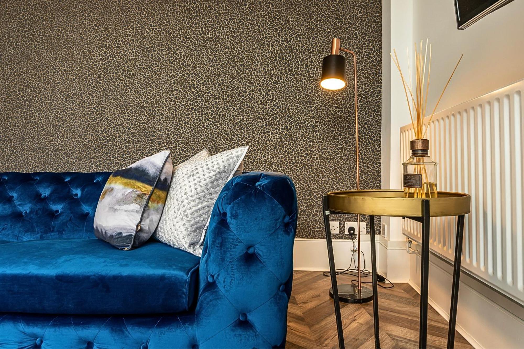 The Secret Kensington Garden Mews-2 Bedroom Full House-2 Train Lines- Spacious-Kings Road- Harrods -Chelsea Stadium-Private Small Patio London Kültér fotó