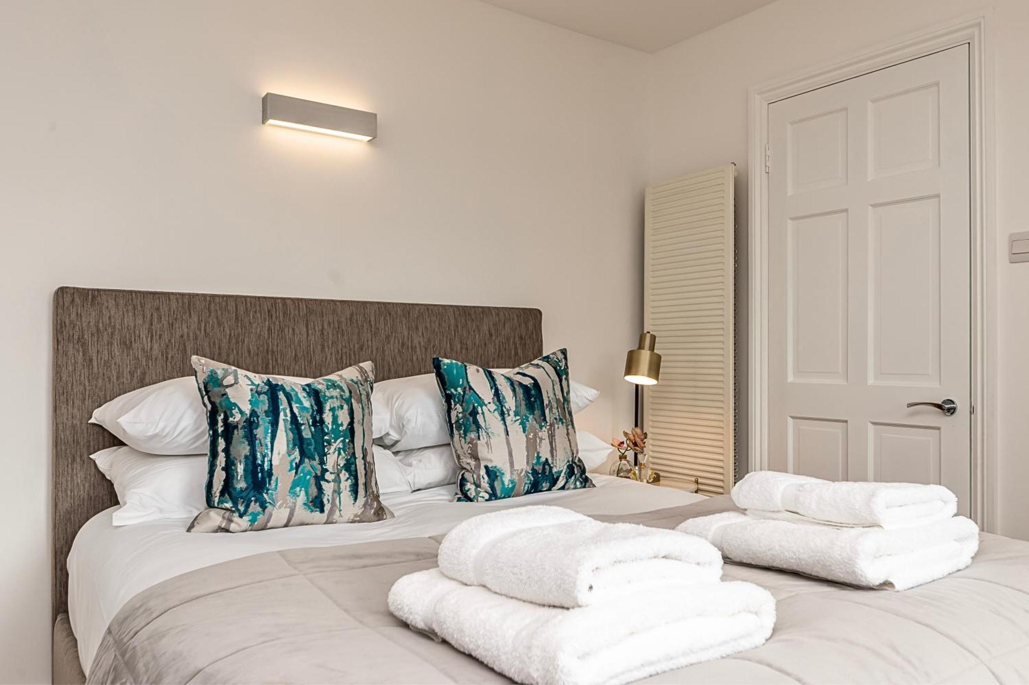 The Secret Kensington Garden Mews-2 Bedroom Full House-2 Train Lines- Spacious-Kings Road- Harrods -Chelsea Stadium-Private Small Patio London Kültér fotó