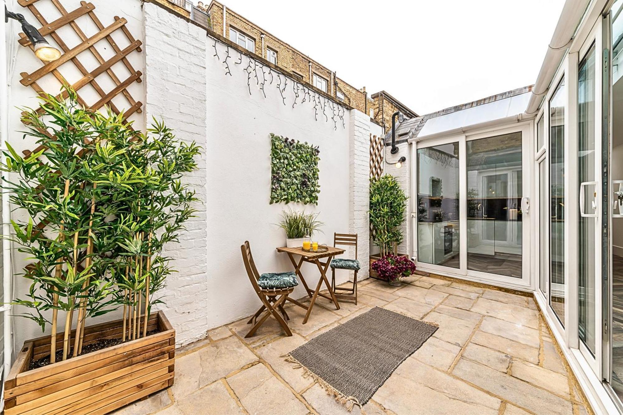 The Secret Kensington Garden Mews-2 Bedroom Full House-2 Train Lines- Spacious-Kings Road- Harrods -Chelsea Stadium-Private Small Patio London Kültér fotó
