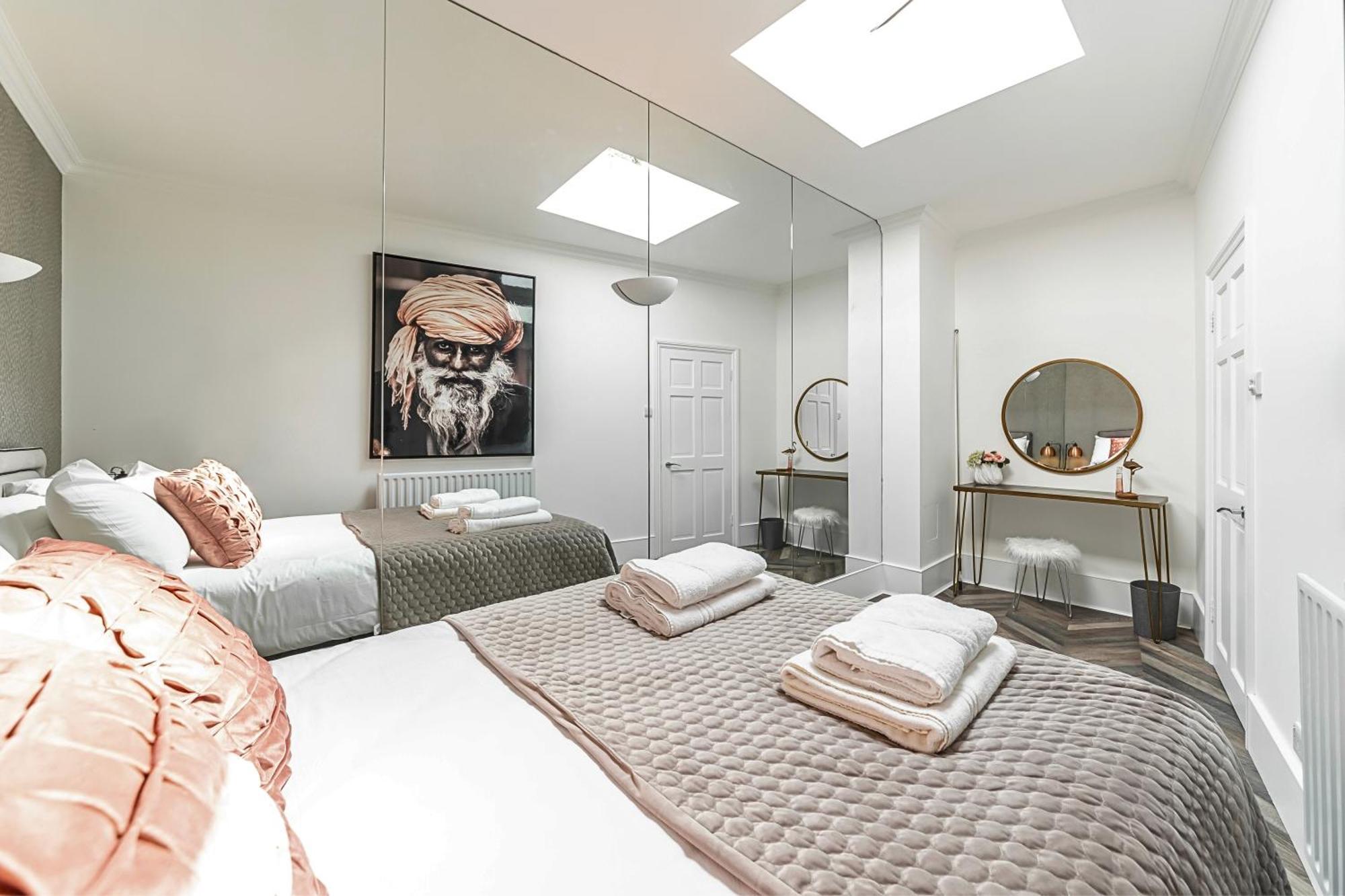 The Secret Kensington Garden Mews-2 Bedroom Full House-2 Train Lines- Spacious-Kings Road- Harrods -Chelsea Stadium-Private Small Patio London Kültér fotó