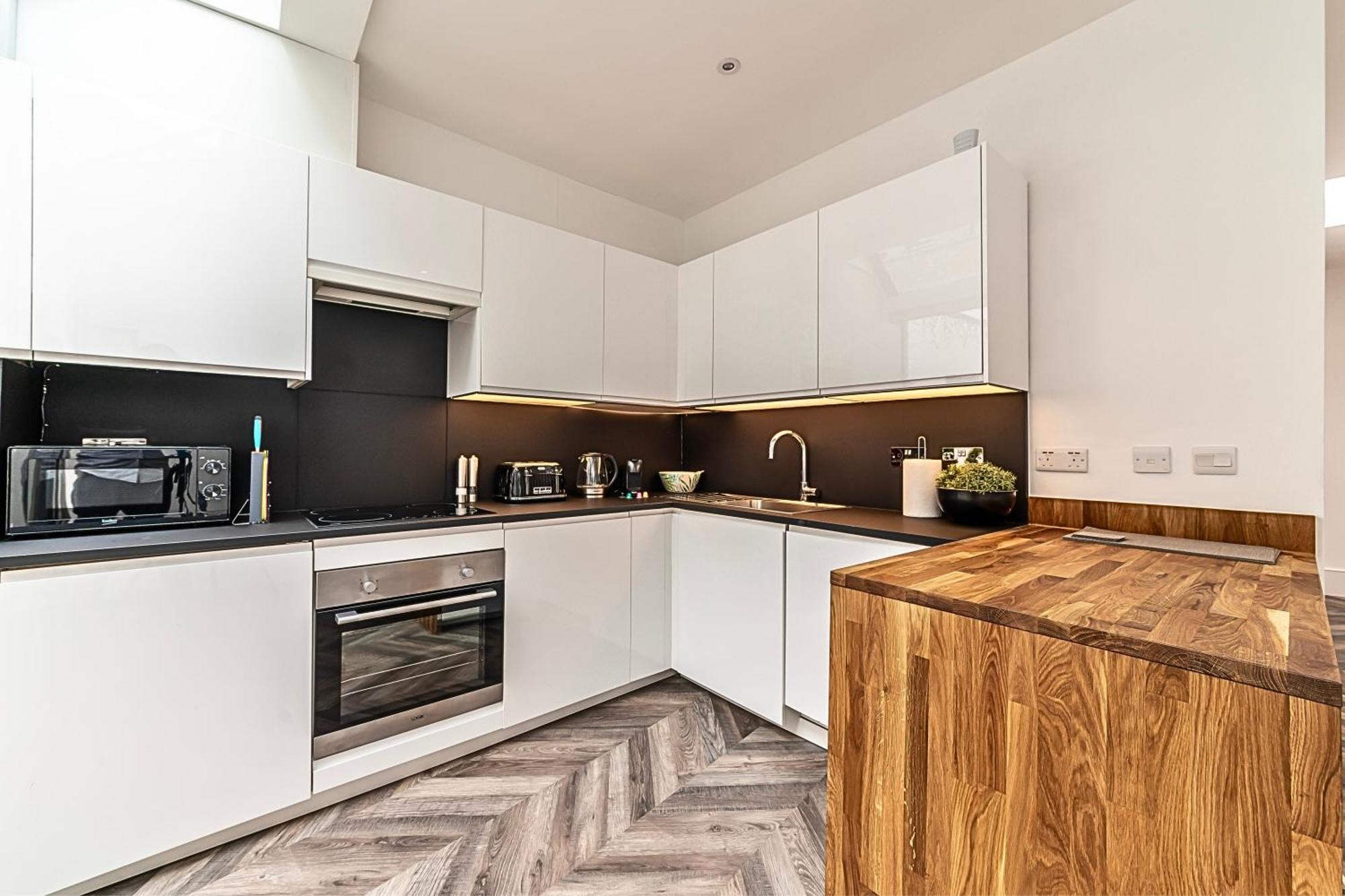 The Secret Kensington Garden Mews-2 Bedroom Full House-2 Train Lines- Spacious-Kings Road- Harrods -Chelsea Stadium-Private Small Patio London Kültér fotó