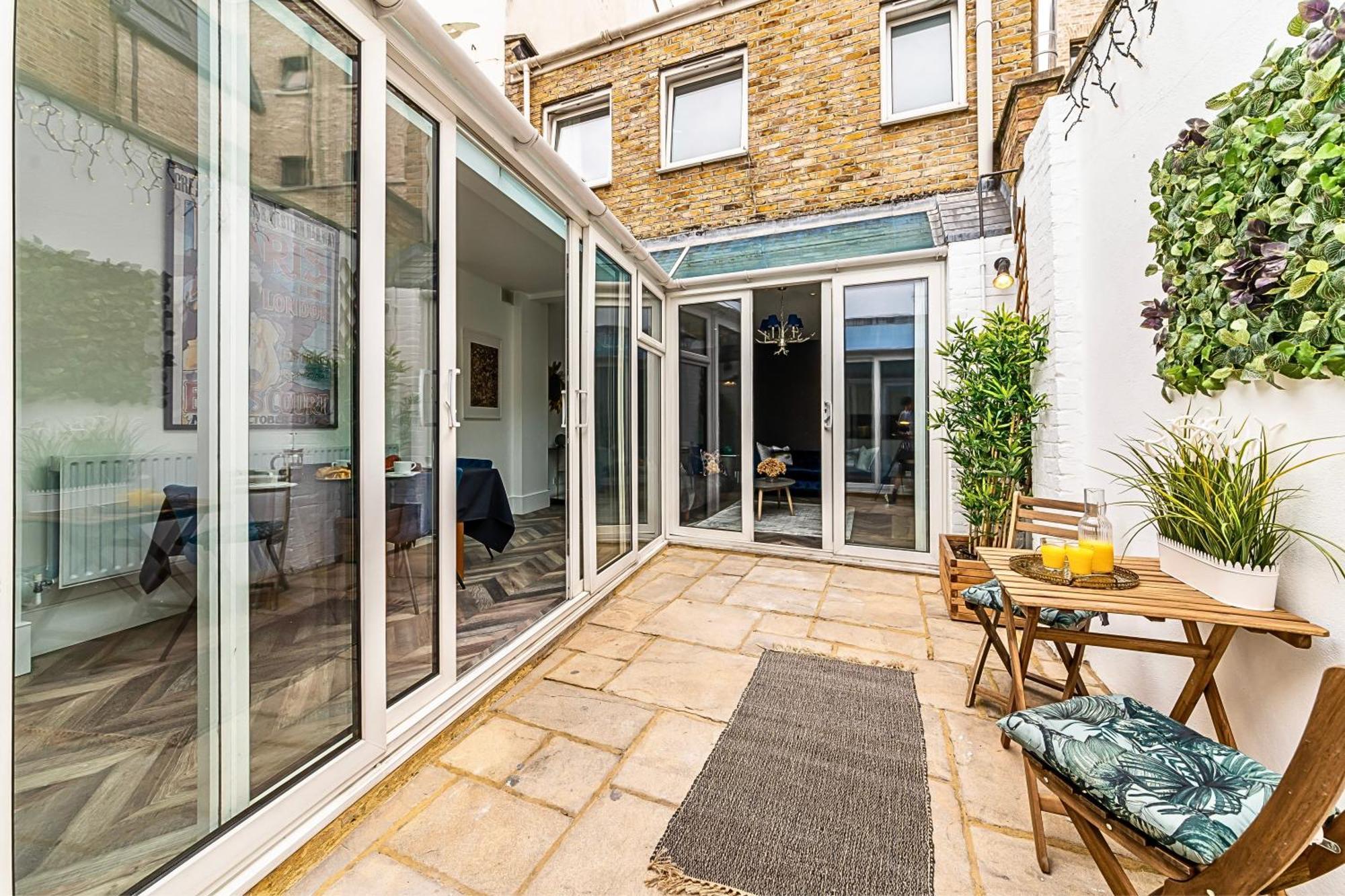 The Secret Kensington Garden Mews-2 Bedroom Full House-2 Train Lines- Spacious-Kings Road- Harrods -Chelsea Stadium-Private Small Patio London Kültér fotó