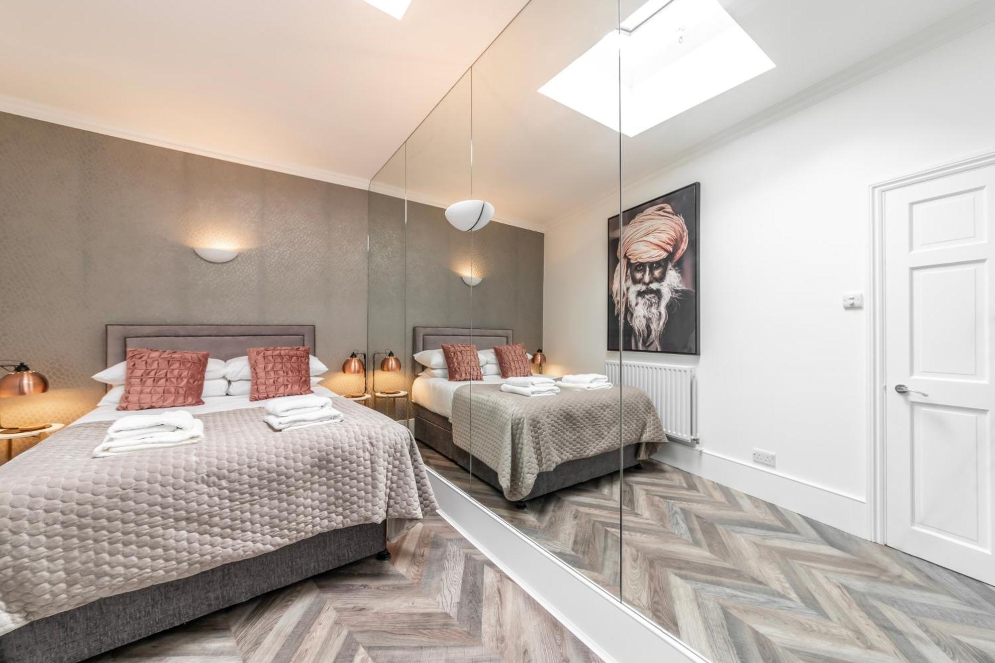 The Secret Kensington Garden Mews-2 Bedroom Full House-2 Train Lines- Spacious-Kings Road- Harrods -Chelsea Stadium-Private Small Patio London Kültér fotó